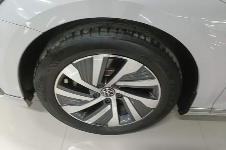 Used Volkswagen Magotan GTE Plug-in Hybrid 2022 GTE Luxury Model Left Front Wheel Hub
