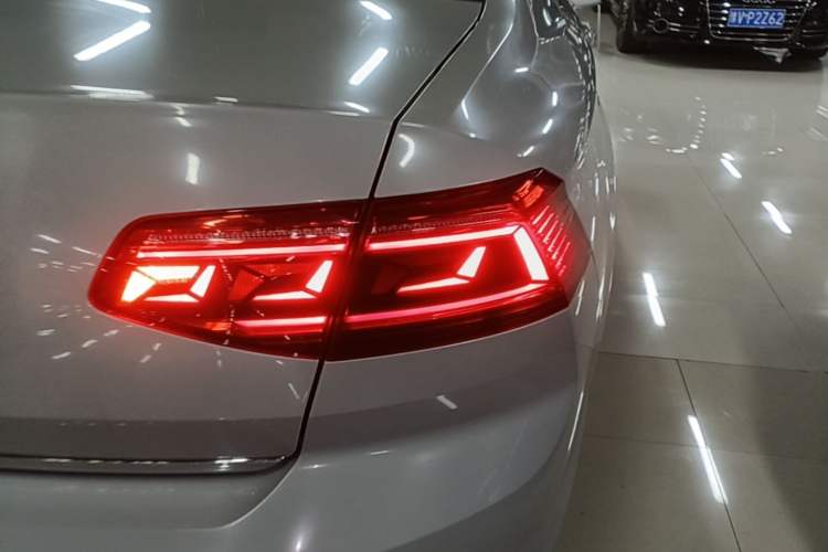 Used Volkswagen Magotan GTE Plug-in Hybrid 2022 GTE Luxury Model Right Rear Taillight