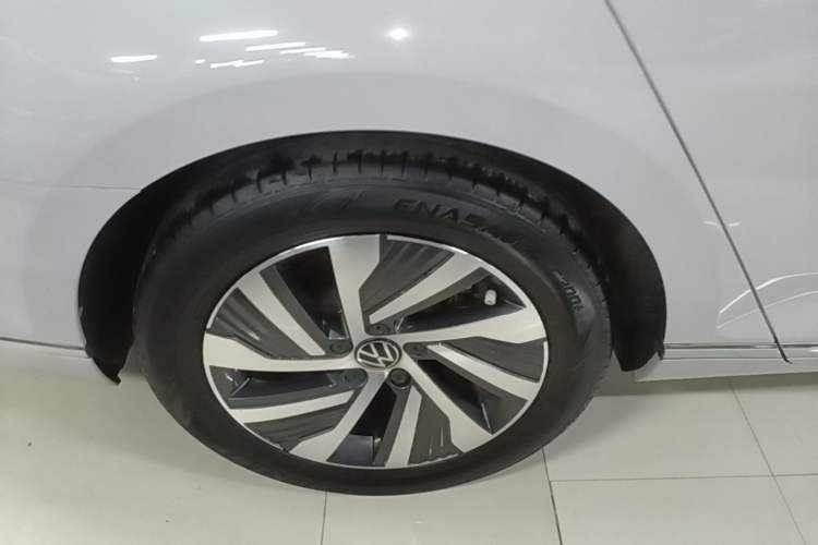Used Volkswagen Magotan GTE Plug-in Hybrid 2022 GTE Luxury Model Right Rear Wheel Hub