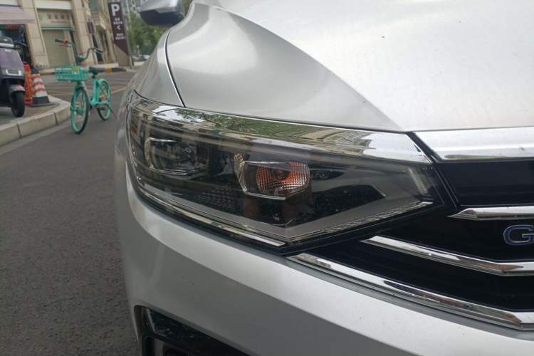 Used Volkswagen Magotan GTE Plug-in Hybrid 2022 GTE Luxury Model Right Front Headlight
