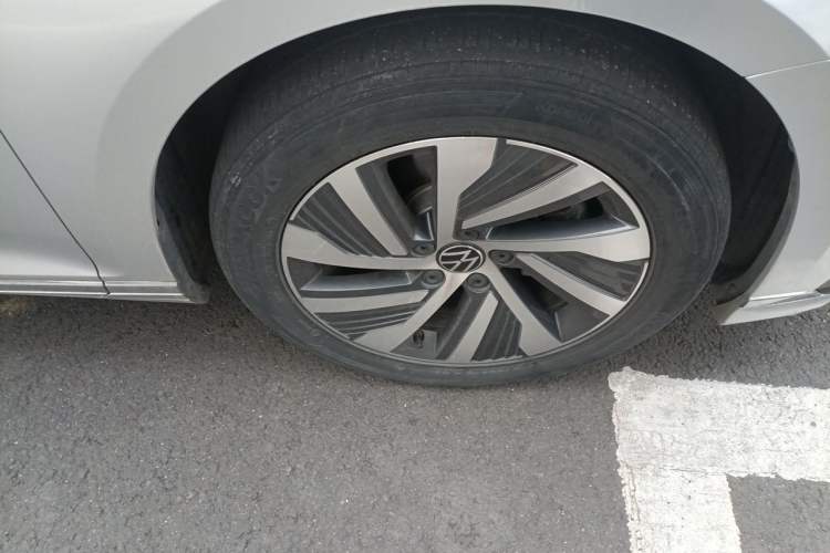Used Volkswagen Magotan GTE Plug-in Hybrid 2022 GTE Luxury Model Right Front Wheel Hub