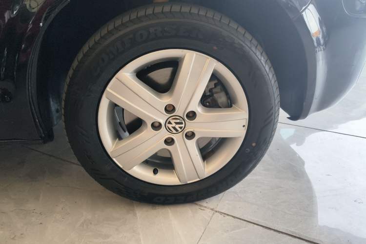 Used Volkswagen Multivan 2008 3.2L Right Front Wheel Hub