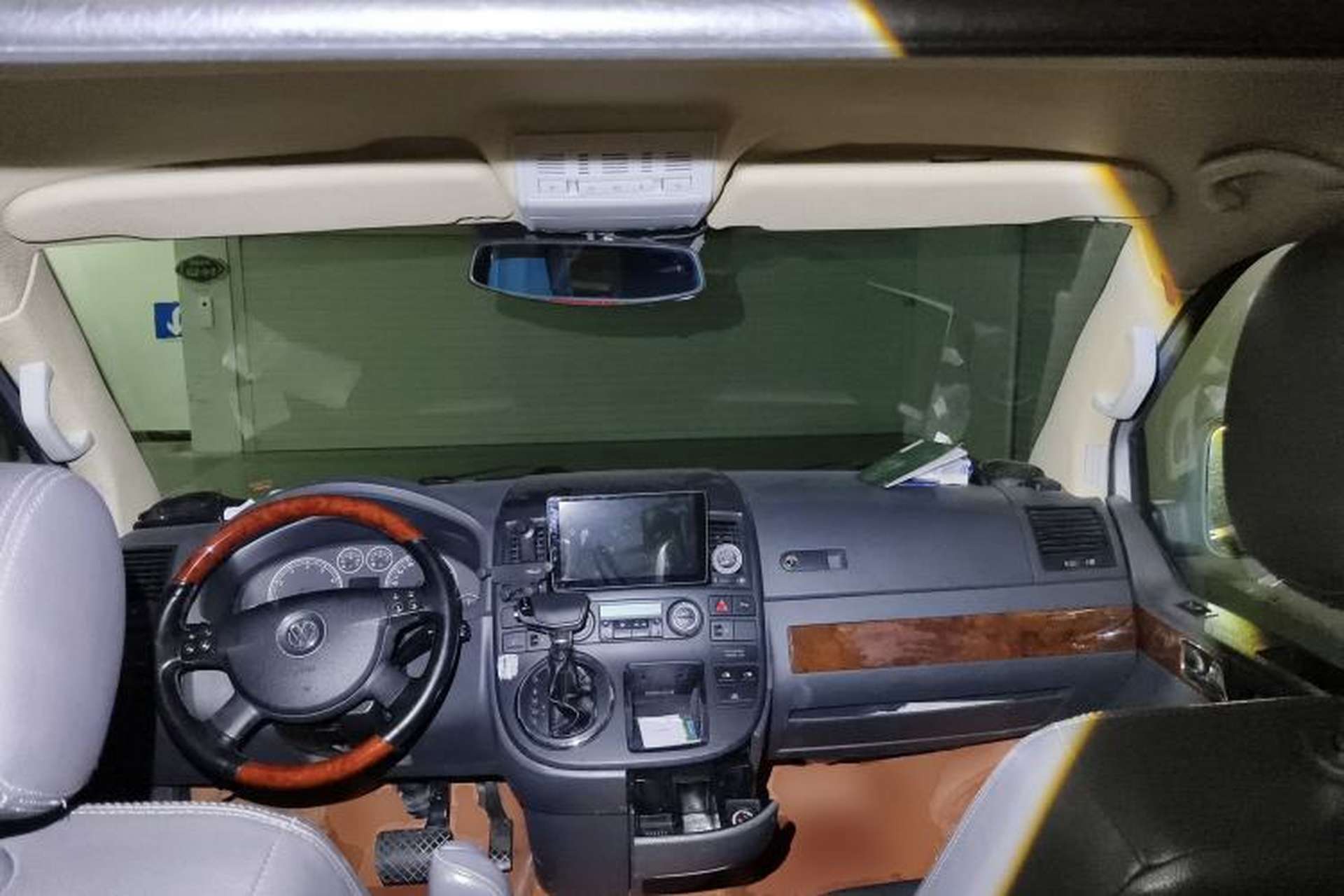 Used Volkswagen Multivan 2008 3.2L Center Console