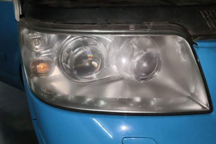 Used Volkswagen Multivan 2008 3.2L Right Front Headlight