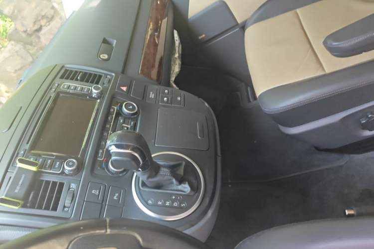 Used Volkswagen Multivan 2012 2.0 TSI Four-Wheel Drive Deluxe Edition Audio And AC Panel