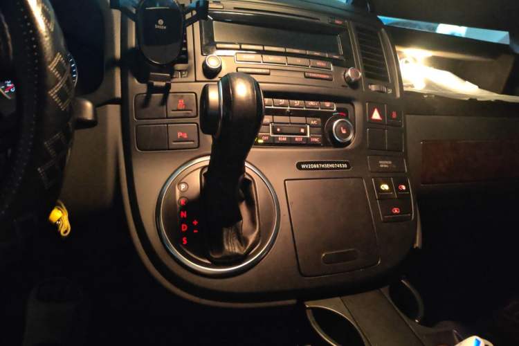 Used Volkswagen Multivan 2012 2.0 TSI Two-Wheel-Drive Luxury Edition Audio And AC Panel