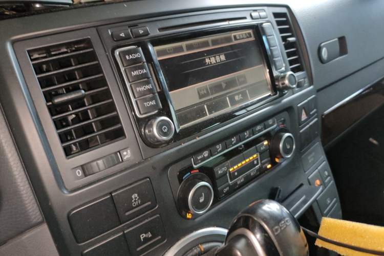 Used Volkswagen Multivan 2012 2.0 TSI Four-Wheel Drive Deluxe Edition Audio And AC Panel