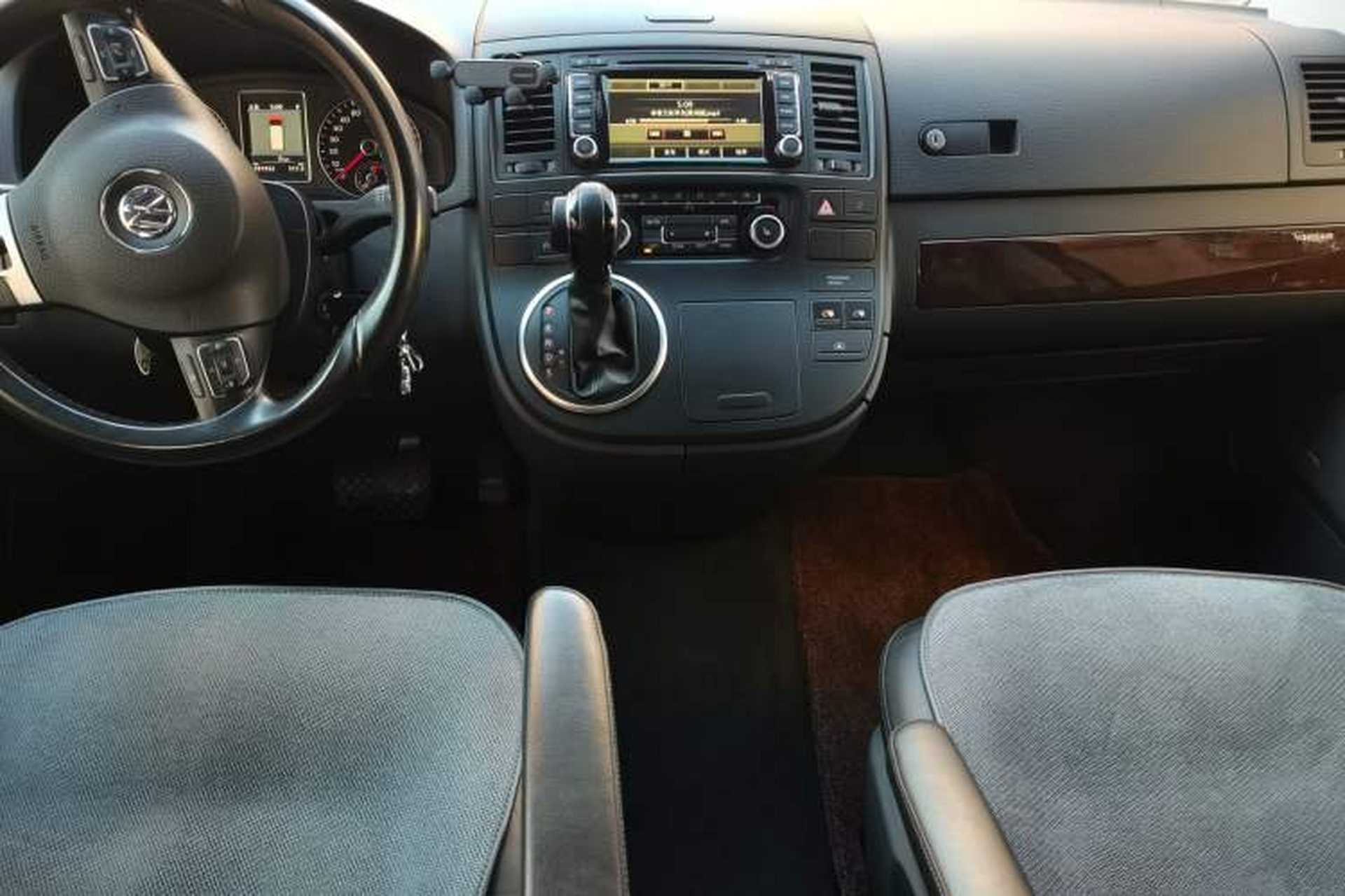 Used Volkswagen Multivan 2012 2.0 TSI Two-Wheel-Drive Luxury Edition Center Console