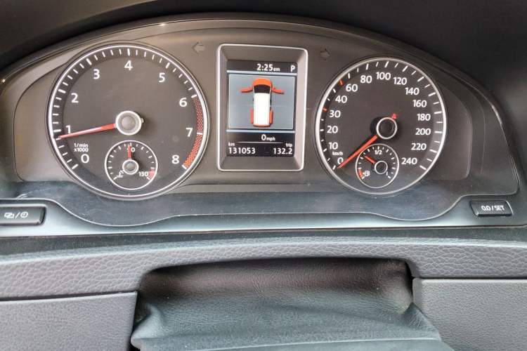 Used Volkswagen Multivan 2012 2.0 TSI Four-Wheel Drive Deluxe Edition Odometer Close Up