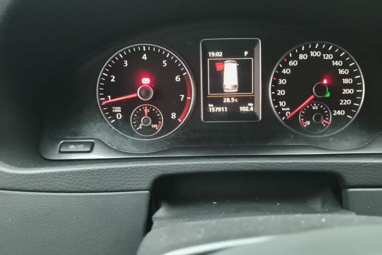 Used Volkswagen Multivan 2012 2.0 TSI Four-Wheel Drive Deluxe Edition Odometer Close Up