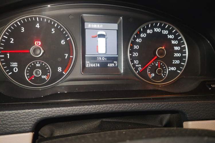 Used Volkswagen Multivan 2012 2.0 TSI Four-Wheel Drive Deluxe Edition Odometer Close Up