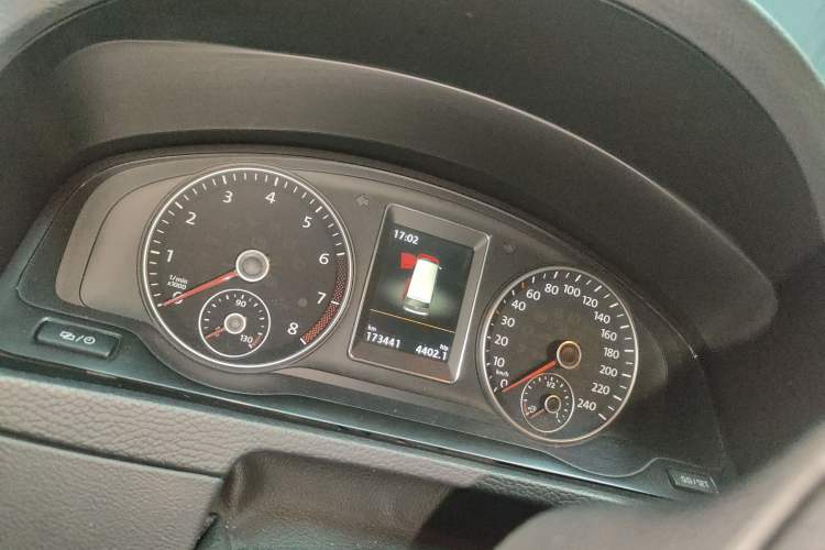 Used Volkswagen Multivan 2012 2.0 TSI Two-Wheel-Drive Luxury Edition Odometer Close Up
