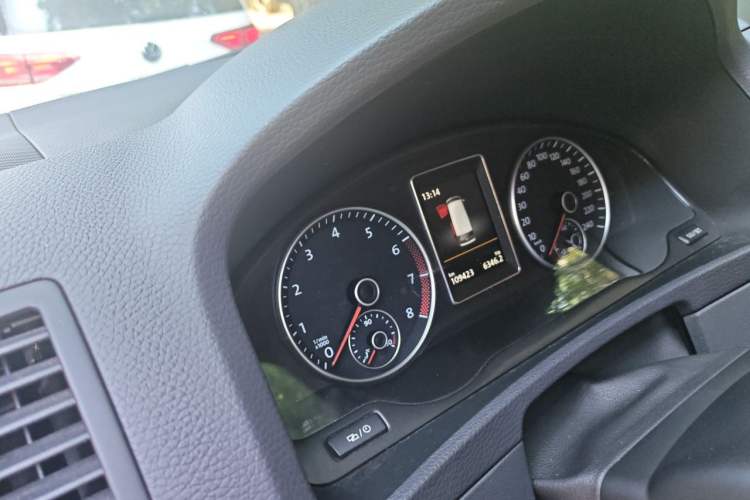 Used Volkswagen Multivan 2012 2.0 TSI Four-Wheel Drive Deluxe Edition Odometer Close Up