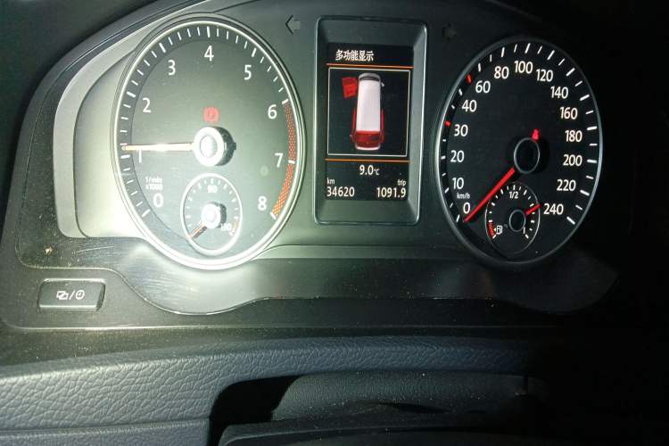 Used Volkswagen Multivan 2012 2.0 TSI Four-Wheel Drive Deluxe Edition Odometer Close Up