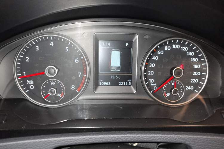 Used Volkswagen Multivan 2012 2.0 TSI Four-Wheel Drive Deluxe Edition Odometer Close Up
