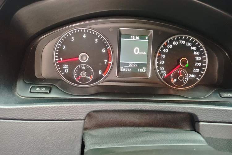 Used Volkswagen Multivan 2012 2.0 TSI Two-Wheel-Drive Luxury Edition Odometer Close Up