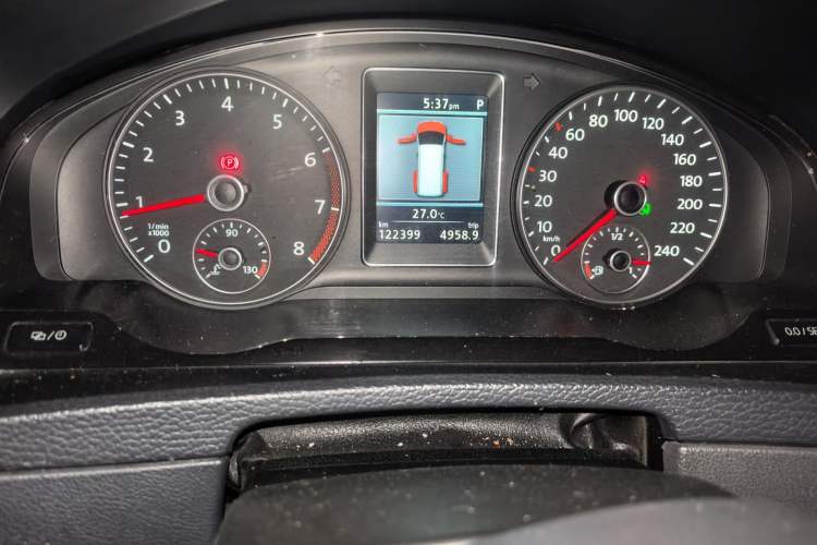 Used Volkswagen Multivan 2012 2.0 TSI Four-Wheel Drive Deluxe Edition Odometer Close Up