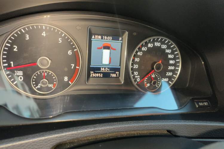 Used Volkswagen Multivan 2012 2.0 TSI Four-Wheel Drive Deluxe Edition Odometer Close Up