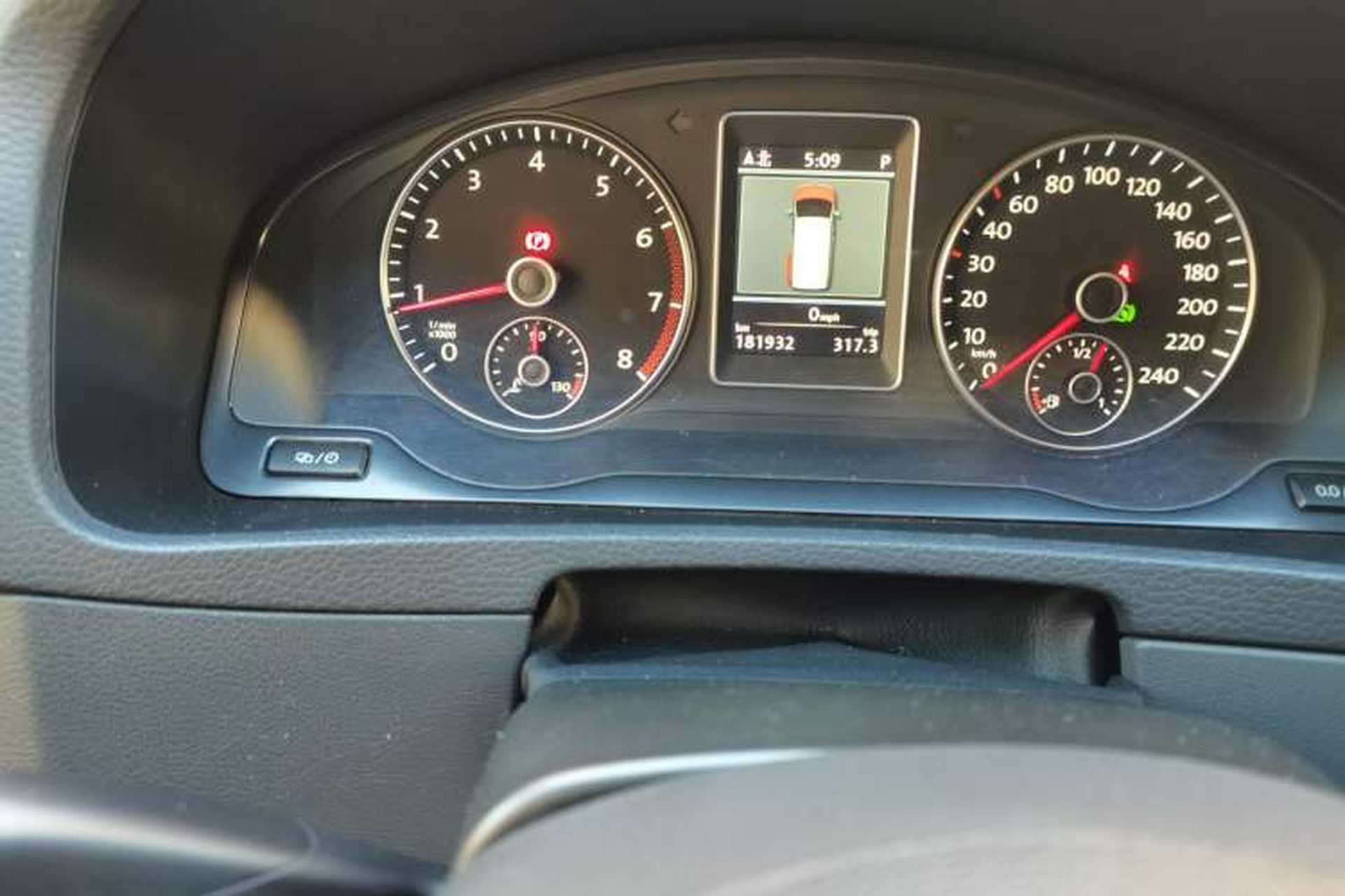 Used Volkswagen Multivan 2012 2.0 TSI Two-Wheel-Drive Luxury Edition Odometer Close Up