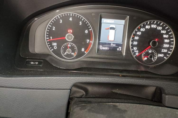 Used Volkswagen Multivan 2012 2.0 TSI Four-Wheel Drive Deluxe Edition Odometer Close Up