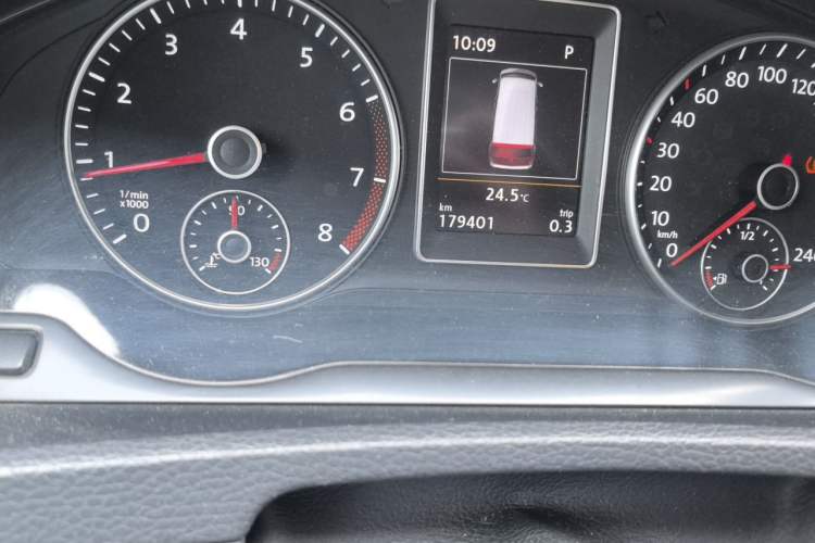 Used Volkswagen Multivan 2012 2.0 TSI Four-Wheel Drive Deluxe Edition Odometer Close Up