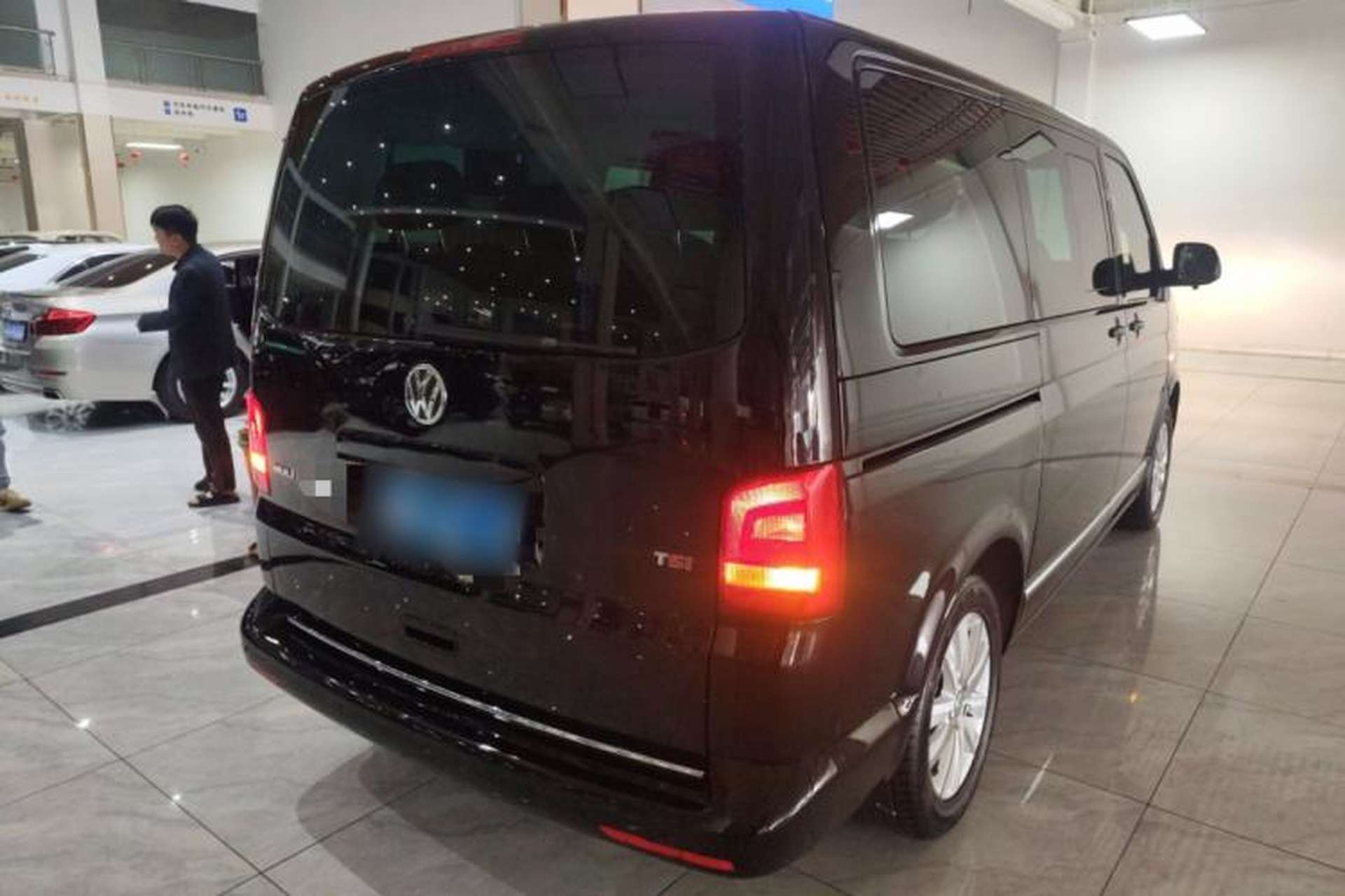 Used Volkswagen Multivan 2012 2.0 TSI Two-Wheel-Drive Luxury Edition Rear Right 45 Deg