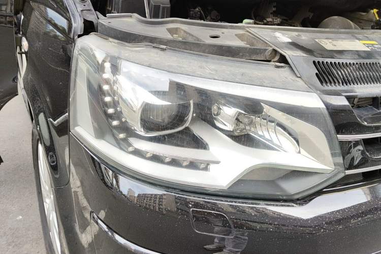 Used Volkswagen Multivan 2012 2.0 TSI Four-Wheel Drive Deluxe Edition Right Front Headlight
