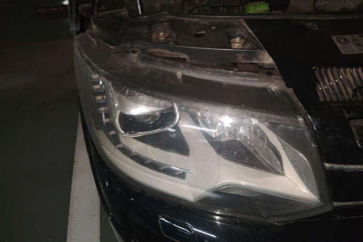 Used Volkswagen Multivan 2012 2.0 TSI Four-Wheel Drive Deluxe Edition Right Front Headlight
