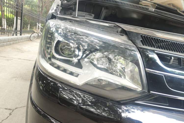 Used Volkswagen Multivan 2012 2.0 TSI Four-Wheel Drive Deluxe Edition Right Front Headlight