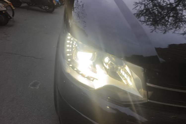 Used Volkswagen Multivan 2012 2.0 TSI Two-Wheel-Drive Luxury Edition Right Front Headlight