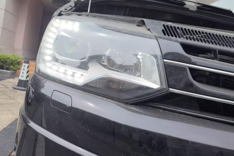 Used Volkswagen Multivan 2012 2.0 TSI Four-Wheel Drive Deluxe Edition Right Front Headlight