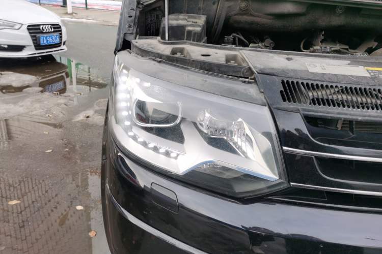 Used Volkswagen Multivan 2012 2.0 TSI Four-Wheel Drive Deluxe Edition Right Front Headlight