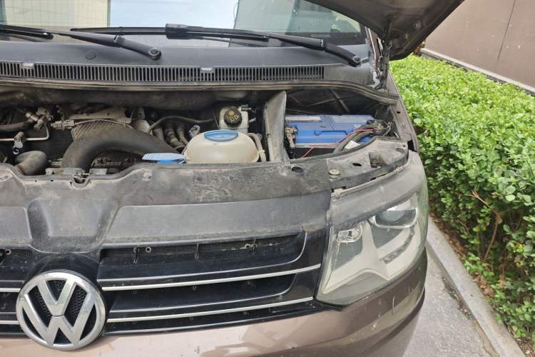 Used Volkswagen Multivan 2012 2.0 TSI Four-Wheel Drive Deluxe Edition Engine Bay Left