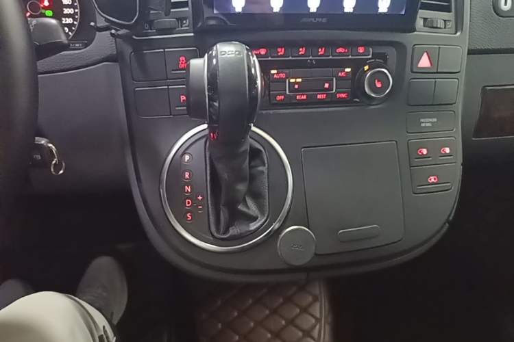Used Volkswagen Multivan 2012 2.0 TSI Two-Wheel-Drive Luxury Edition Gear Lever