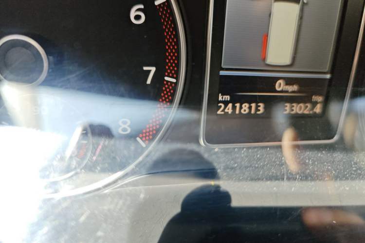Used Volkswagen Multivan 2012 2.0 TSI Two-Wheel-Drive Luxury Edition Odometer Close Up