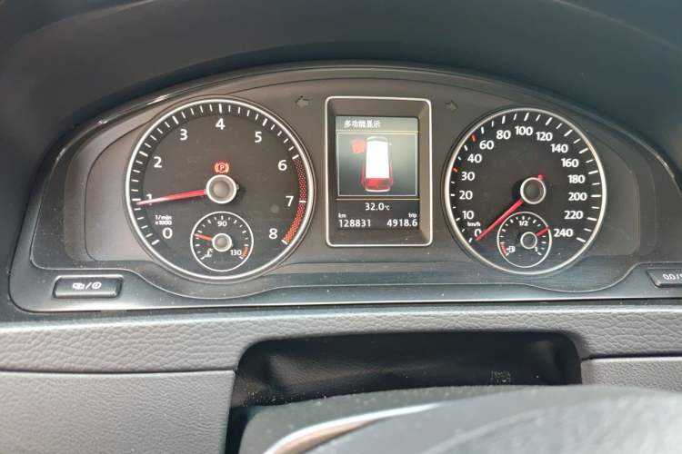 Used Volkswagen Multivan 2012 2.0 TSI Four-Wheel Drive Deluxe Edition Odometer Close Up