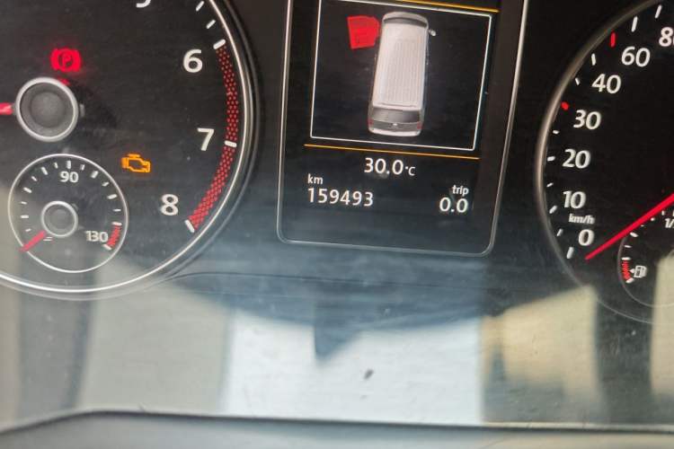 Used Volkswagen Multivan 2012 2.0 TSI Four-Wheel Drive Deluxe Edition Odometer Close Up