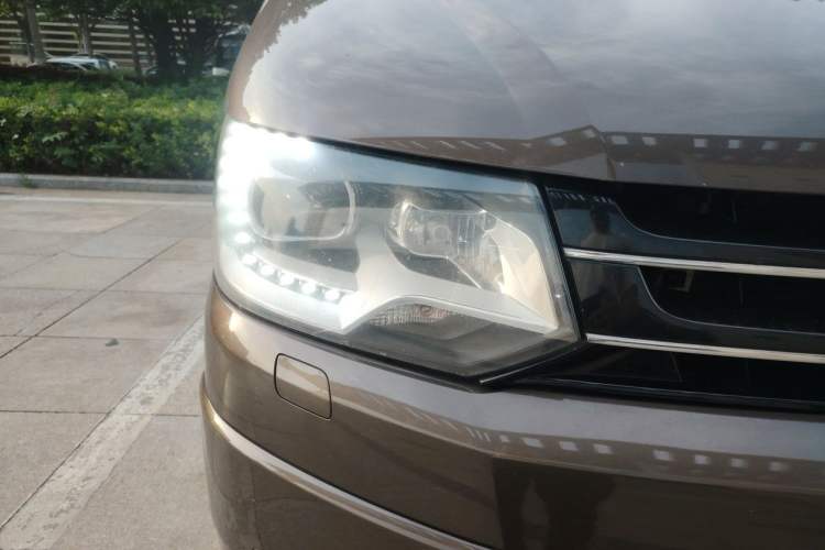 Used Volkswagen Multivan 2012 2.0 TSI Four-Wheel Drive Deluxe Edition Right Front Headlight