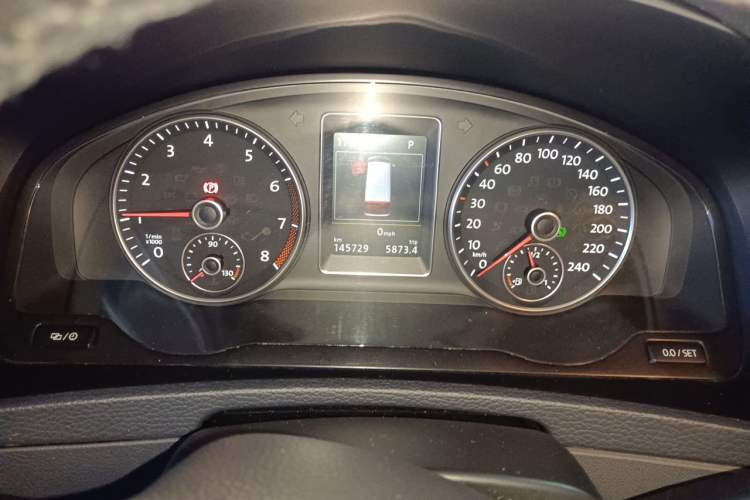 Used Volkswagen Multivan 2012 2.0 TSI Four-Wheel Drive Deluxe Edition Odometer Close Up