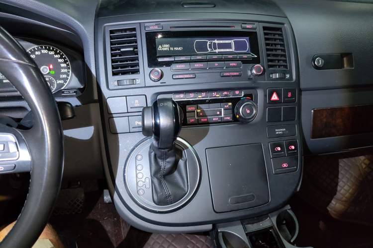 Used Volkswagen Multivan 2012 2.0 TSI Two-Wheel-Drive Luxury Edition Audio And AC Panel