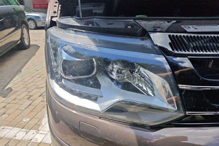 Used Volkswagen Multivan 2012 2.0 TSI Four-Wheel Drive Deluxe Edition Right Front Headlight