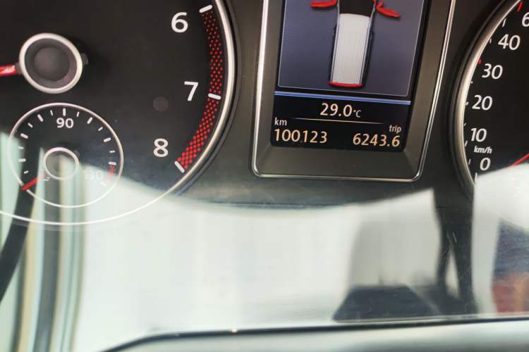 Used Volkswagen Multivan 2012 2.0 TSI Four-Wheel Drive Deluxe Edition Odometer Close Up