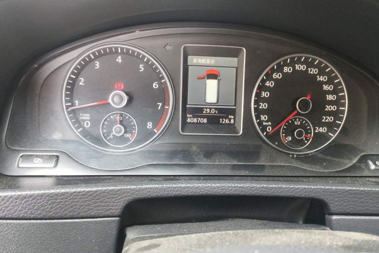 Used Volkswagen Multivan 2012 2.0 TSI Four-Wheel Drive Deluxe Edition Odometer Close Up