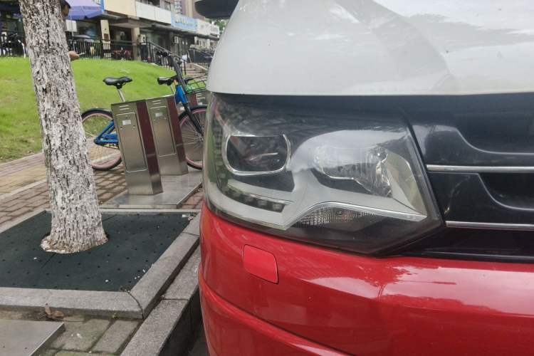 Used Volkswagen Multivan 2012 2.0 TSI Four-Wheel Drive Deluxe Edition Right Front Headlight