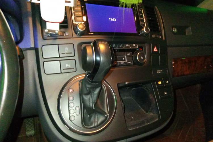 Used Volkswagen Multivan 2012 2.0 TSI Four-Wheel Drive Deluxe Edition Audio And AC Panel