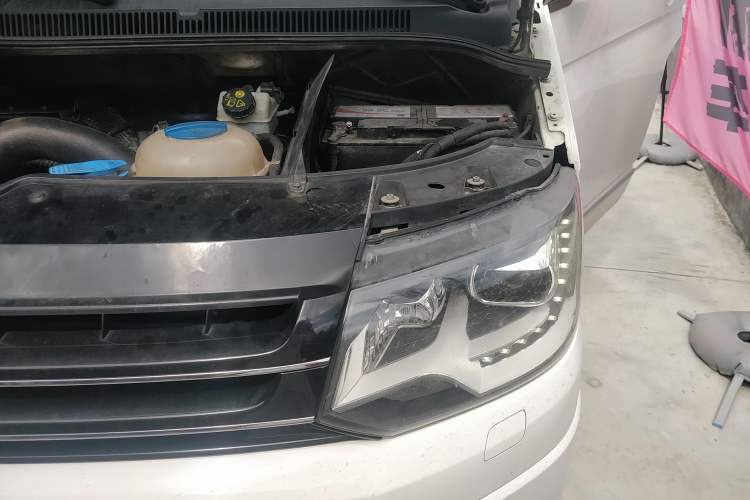 Used Volkswagen Multivan 2012 2.0 TSI Two-Wheel-Drive Luxury Edition Engine Bay Left