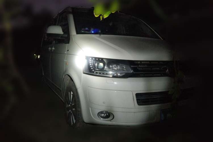 Used Volkswagen Multivan 2012 2.0 TSI Four-Wheel Drive Deluxe Edition Front Right 45 Deg