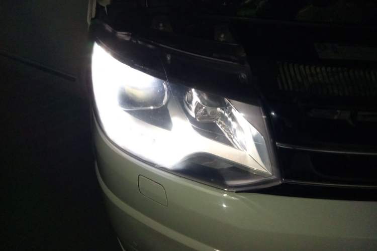 Used Volkswagen Multivan 2012 2.0 TSI Four-Wheel Drive Deluxe Edition Right Front Headlight