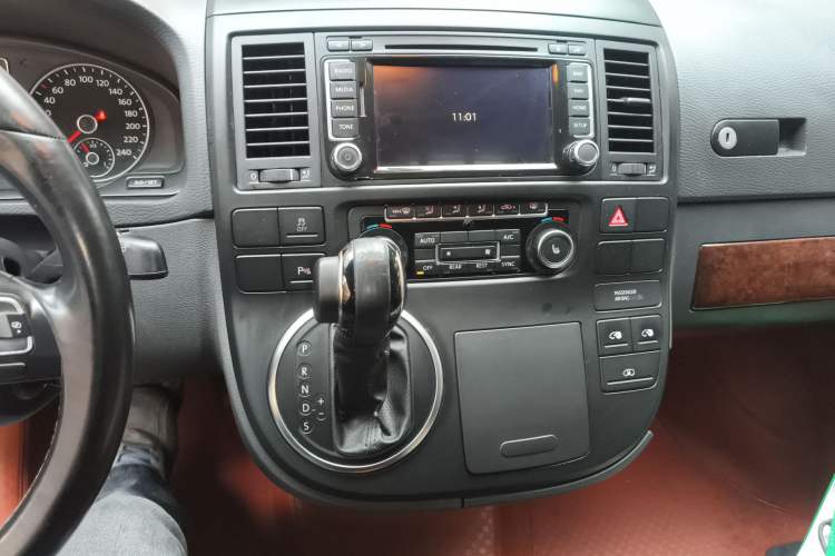 Used Volkswagen Multivan 2014 2.0 TSI Four-Wheel-Drive Executive Edition Audio And AC Panel