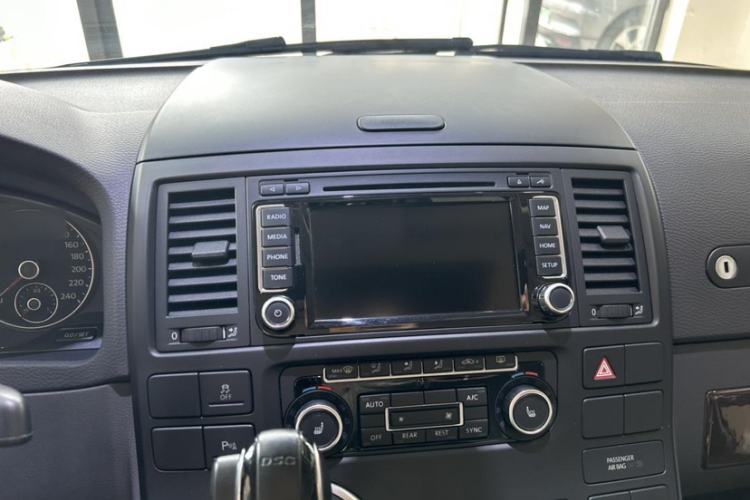 Used Volkswagen Multivan 2014 2.0 TSI Four-Wheel-Drive Executive Edition Audio And AC Panel